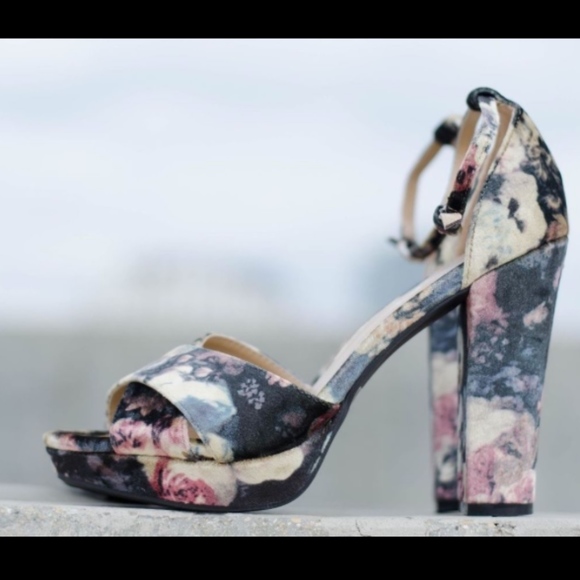 Report Shoes - REPORT FOOTWEAR Lorna Size 9 Platform Heels Sandal